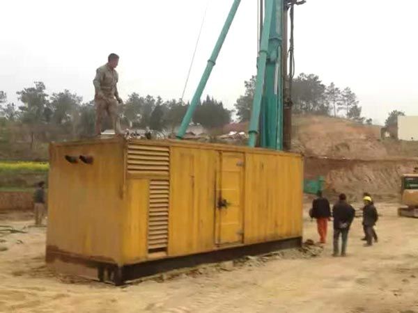 回民如何判断水冷式机油散热器密封件是否需要更换？